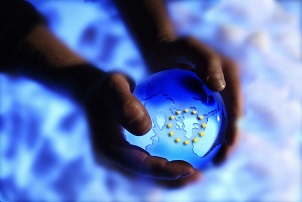 Hands presenting european stars Hands_presenting_european_stars