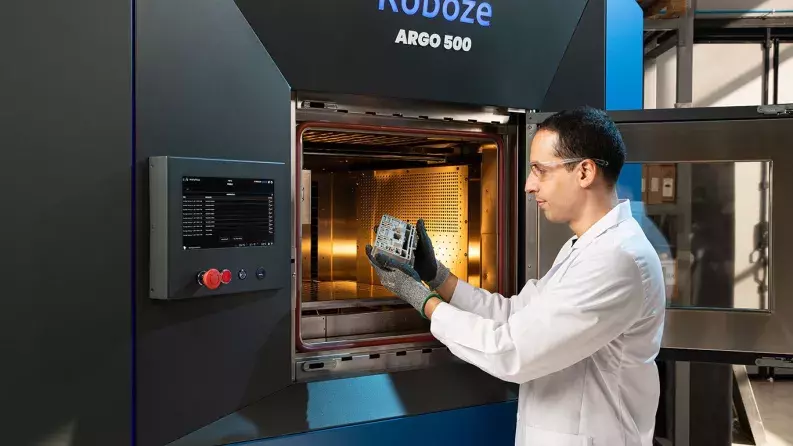 Roboze employee powers up 3D printer Roboze employee powers up 3D printer