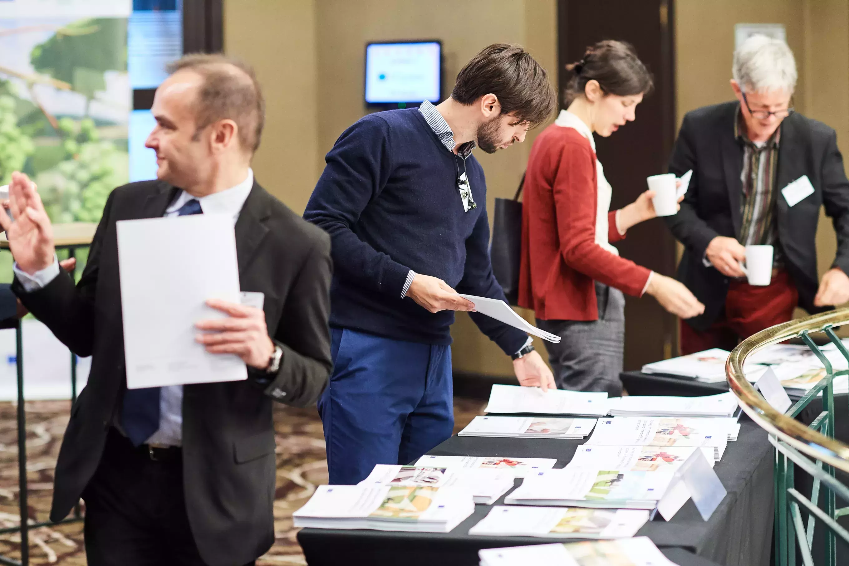 Event participants selecting fi-compass publications