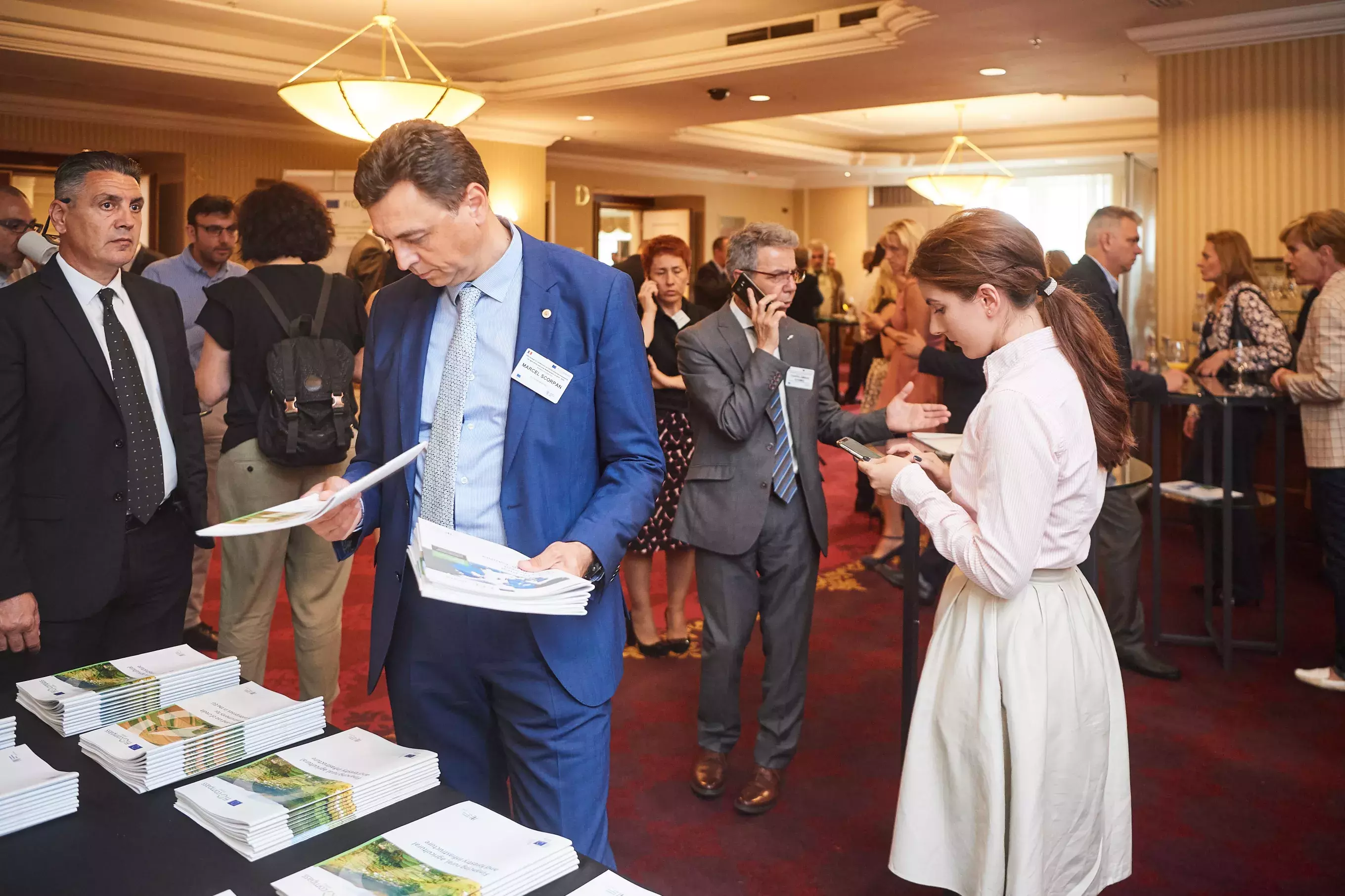 Event participants selecting fi-compass publications