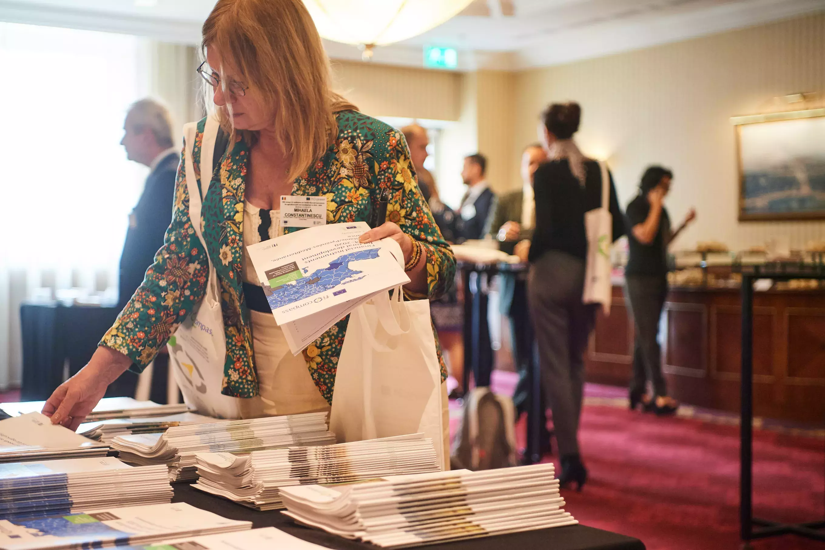 Event participants selecting fi-compass publications