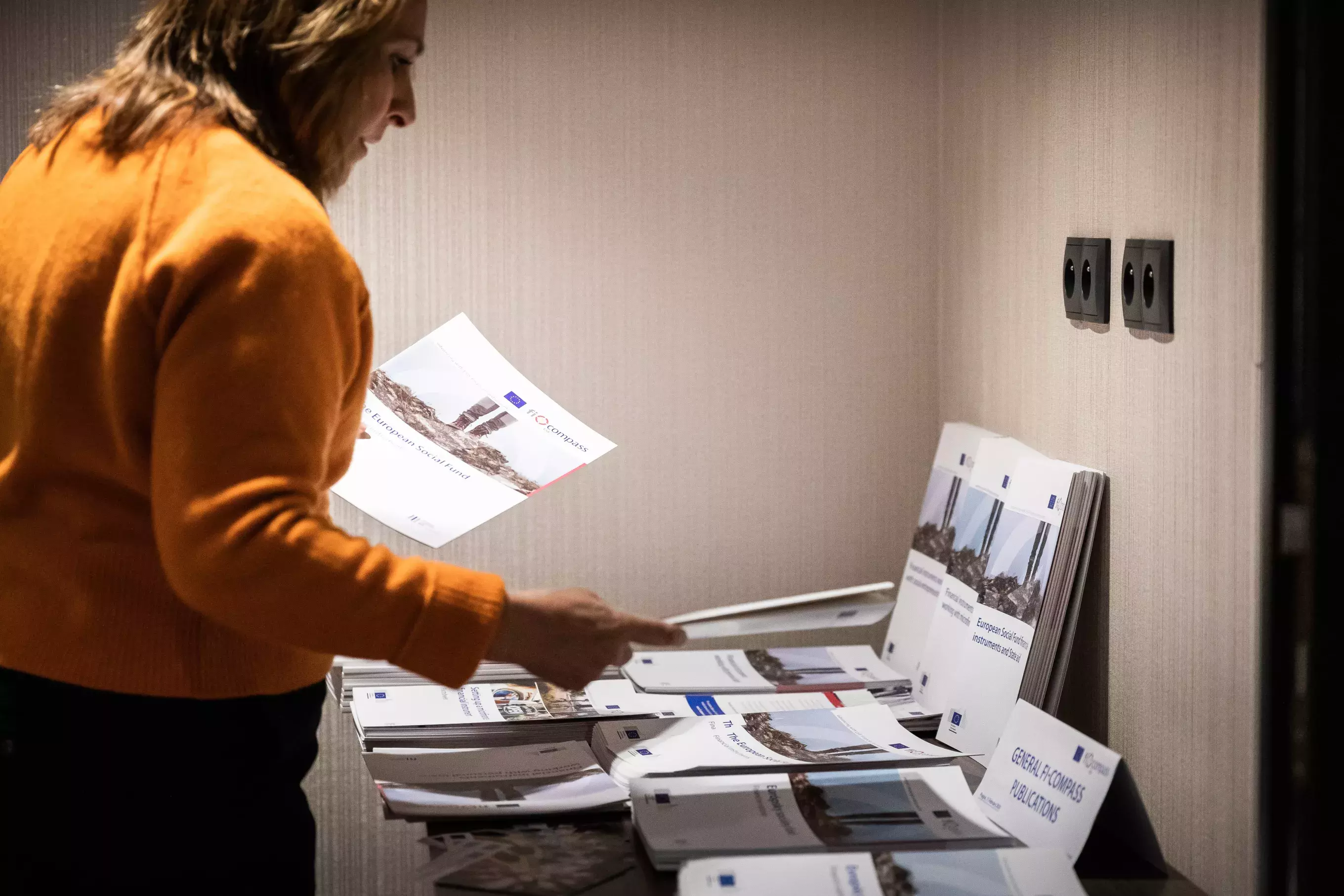 Event participants selecting fi-compass publications