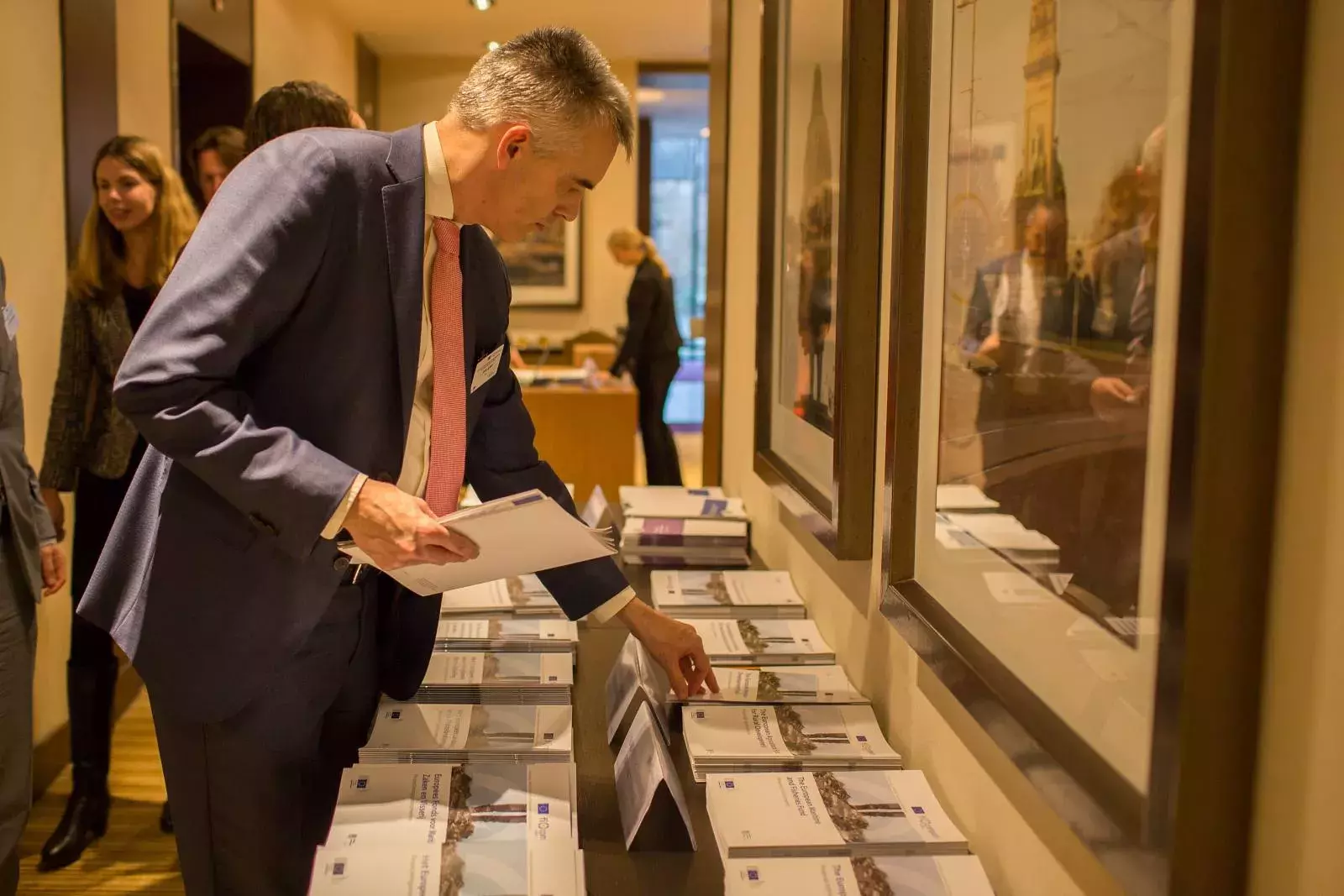 Event participants picking up fi-compass publications