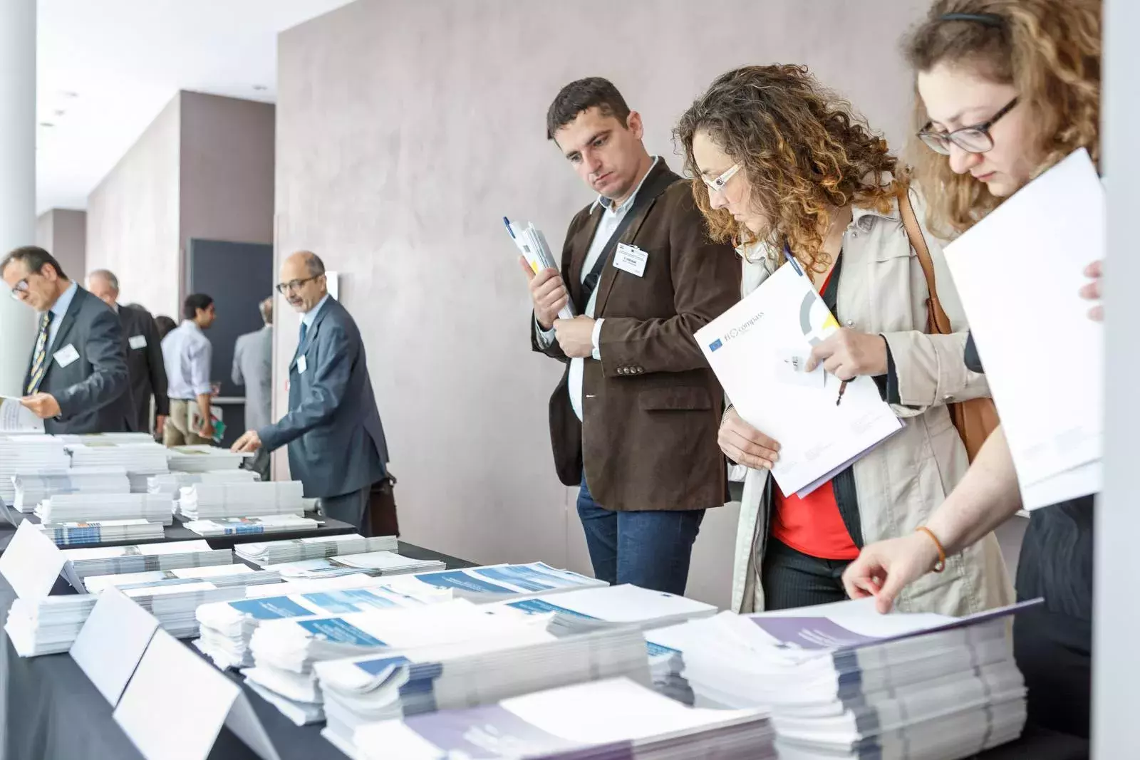 Event participants selecting fi-compass publications