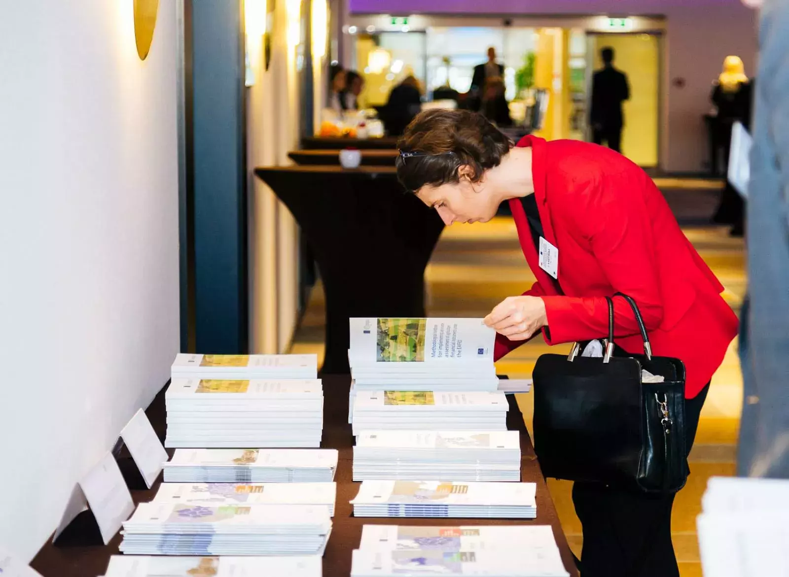 Event participant selecting fi-compass publications
