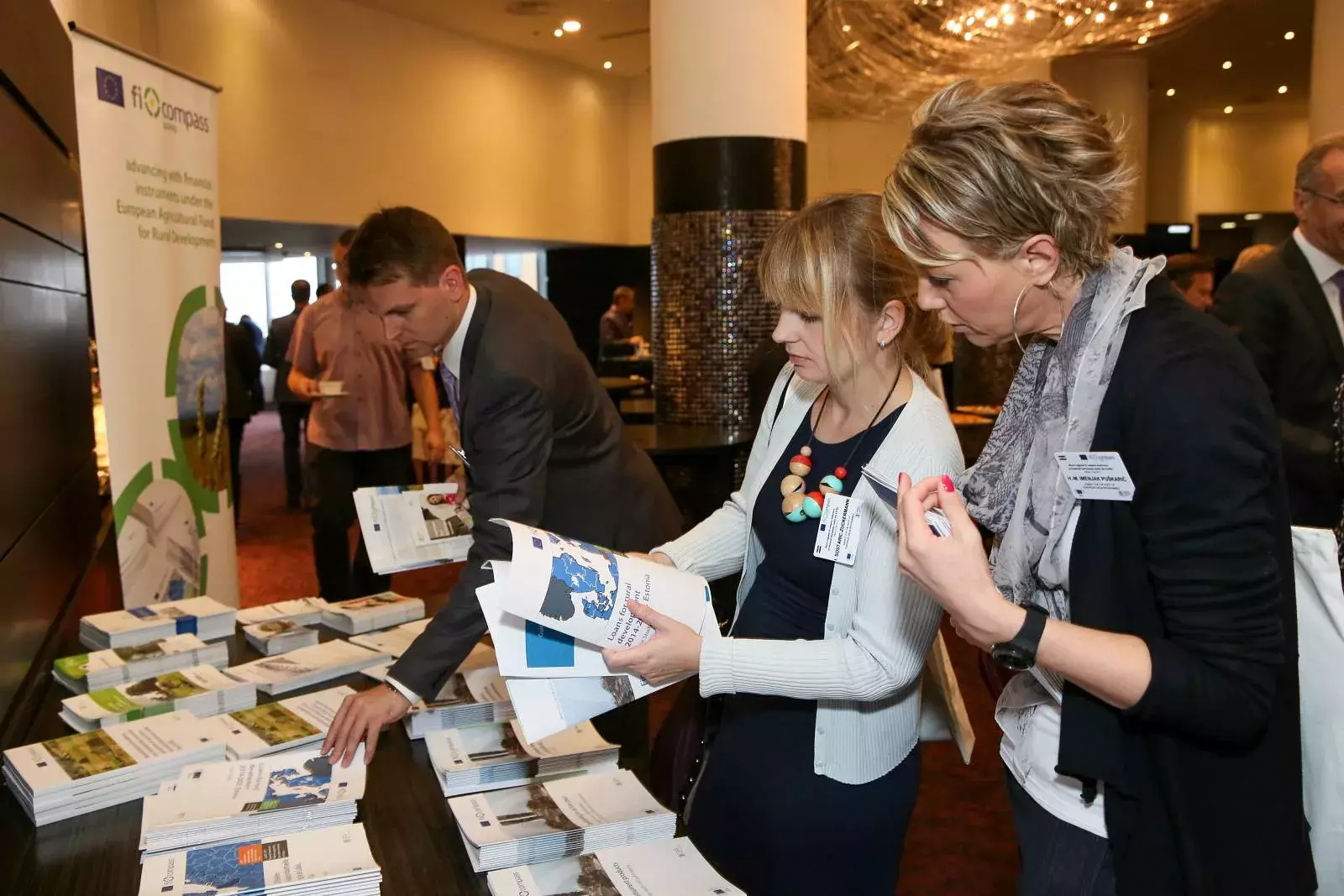 Event participants selecting fi-compass publications