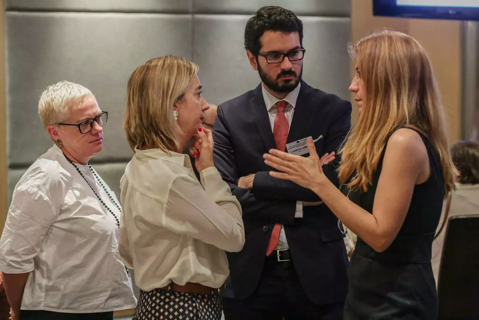 Ms Guadalupe de la Mata and event participant