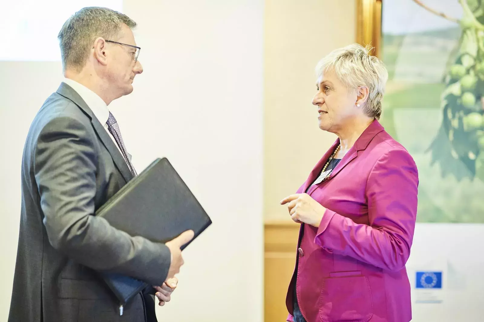 Mr Simon Barnes, Ms Josefine Loriz-Hoffmann