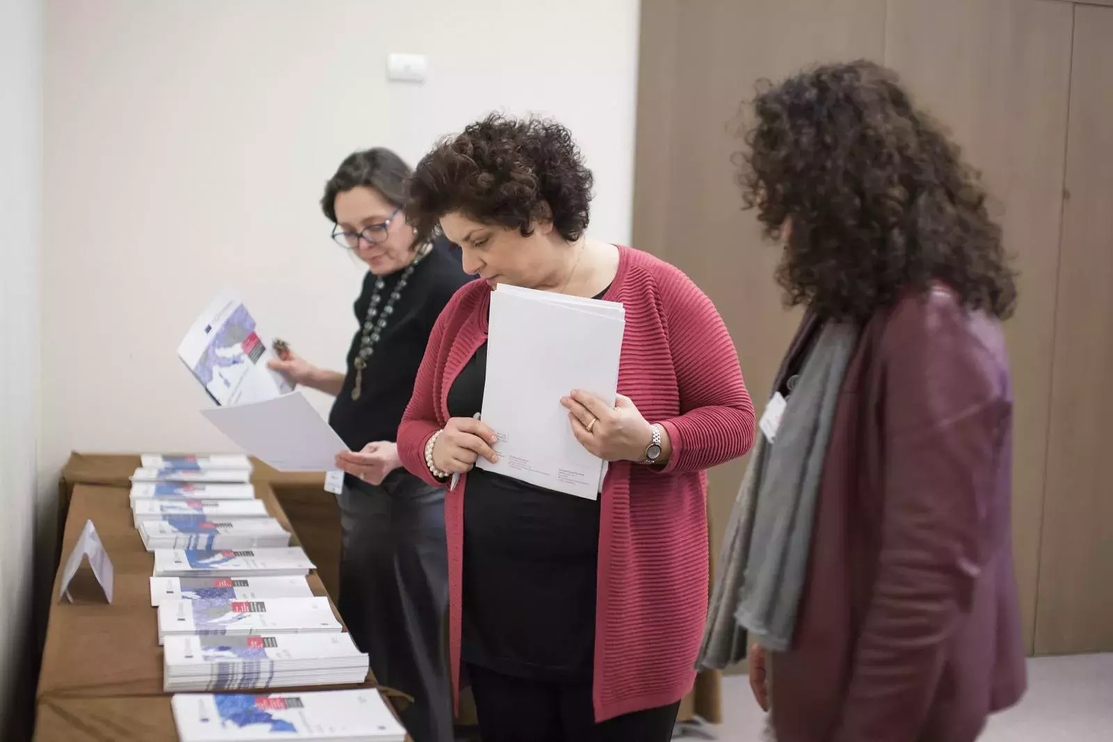 Event participants selecting fi-compass publications
