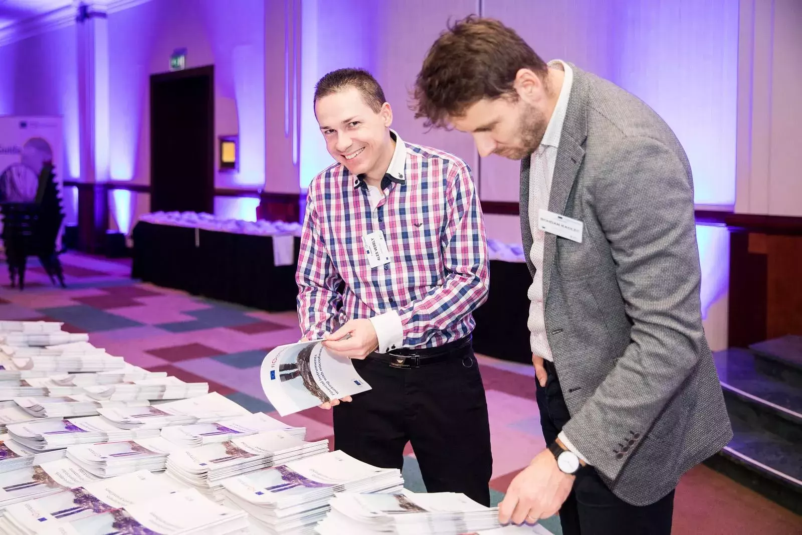 Event participants selecting fi-compass publications