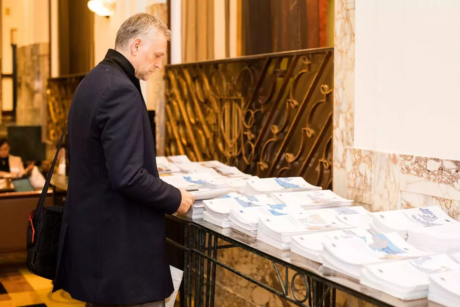 Event participant selecting fi-compass publications