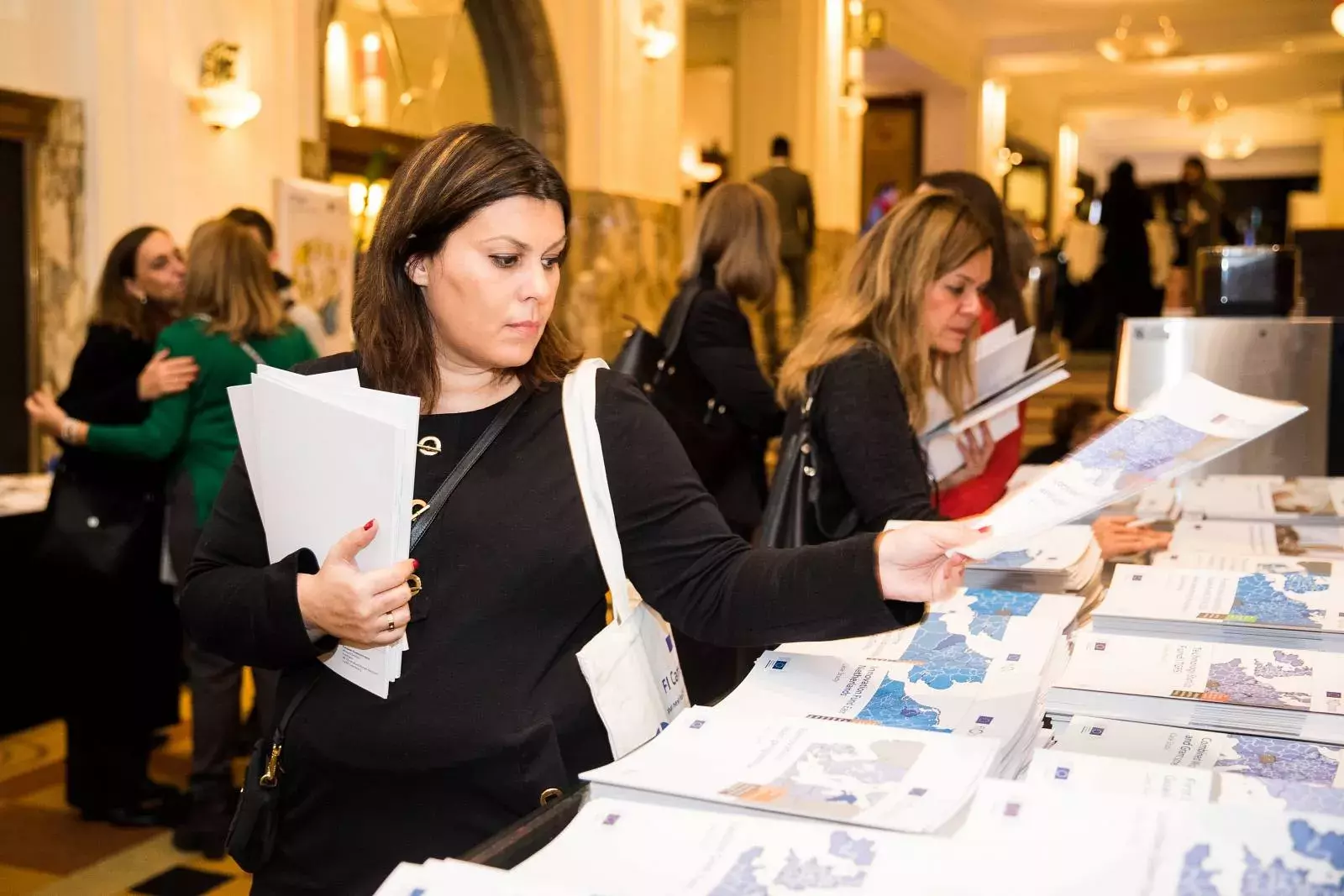 Event participants selecting fi-compass publications