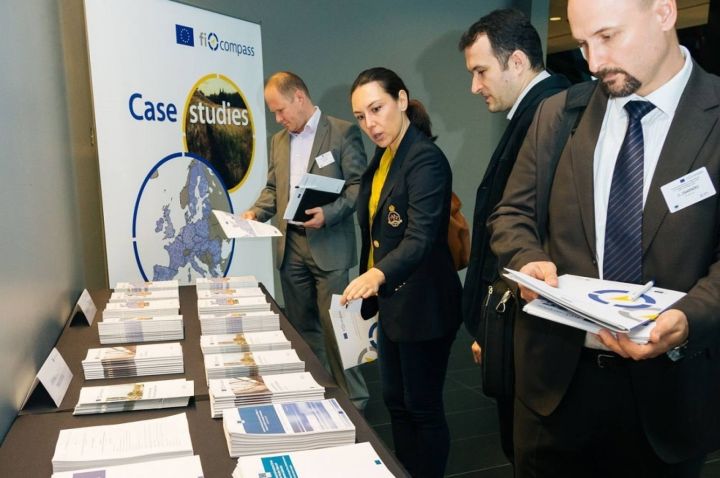 Event participants selecting fi-compass publications