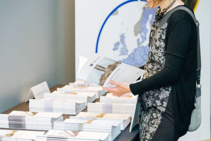 Event participant selecting fi-compass publications