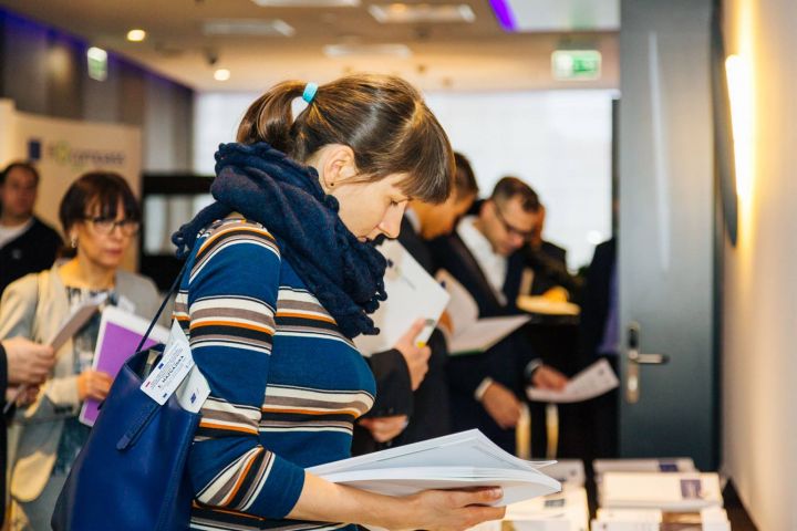 Event participants selecting fi-compass publications