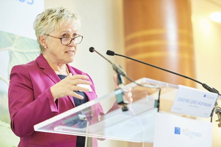 Ms Josefine Loriz-Hoffmann