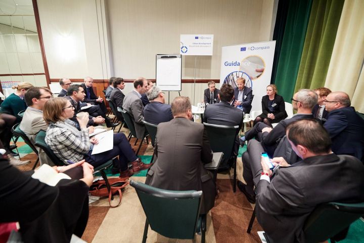 Parallel round table discussions on case studies