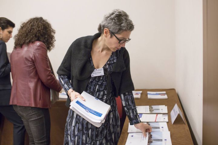 Event participants selecting fi-compass publications