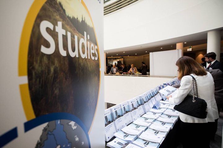 Event participant selecting fi-compass publications