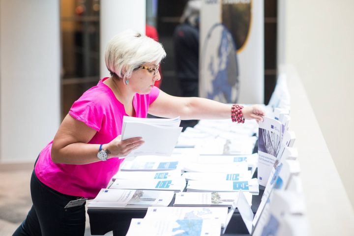 Event participant selecting fi-compass publications