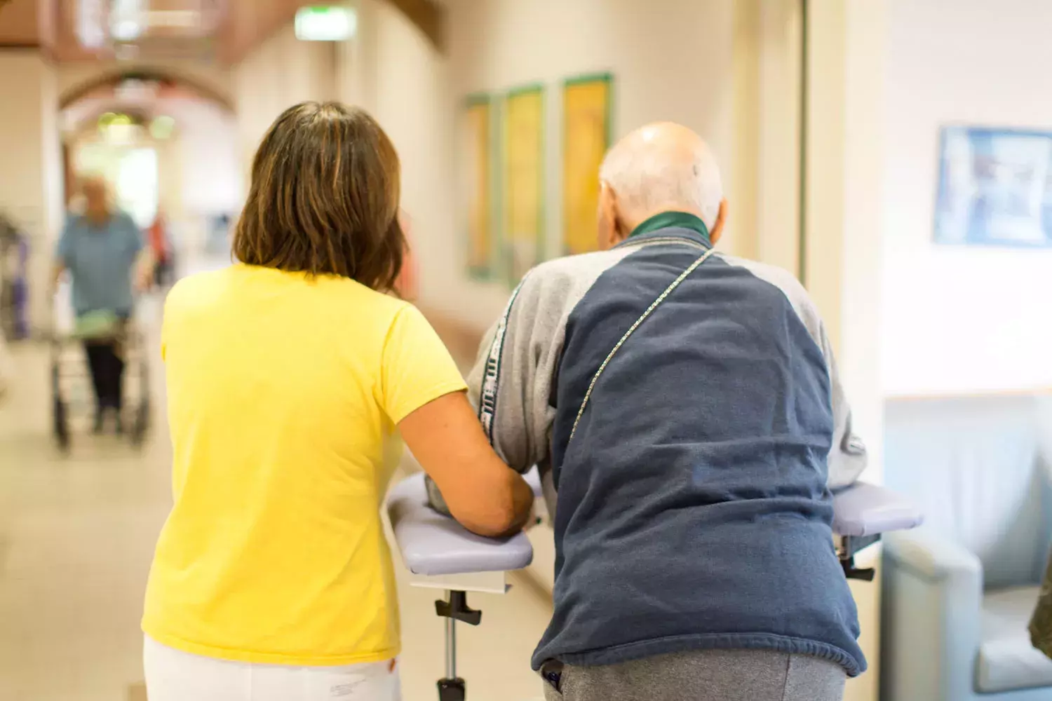 Nurse accompanying an elderly person Copyright: CIDAS Nurse accompanying an elderly person Copyright: CIDAS